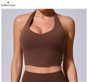 Gros plan sur le gilet de sport licou marron café en tissu élastique résistant aux chocs