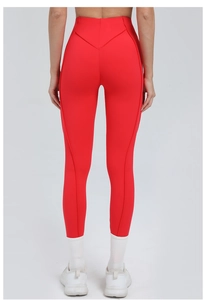 Dettaglio dei leggings da yoga rossi a vita alta con taglio push-up e design senza cuciture