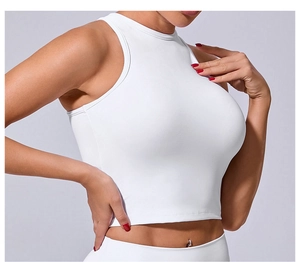 Dettaglio del top sportivo bianco con collo alto e dorso a vogatore e texture morbida