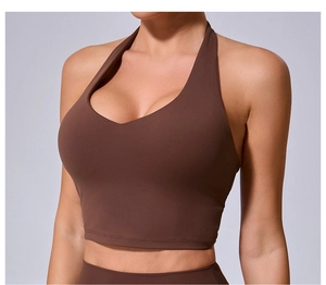 Détail d'un soutien-gorge de sport marron dos nu en tissu mat extensible avec col en V profond