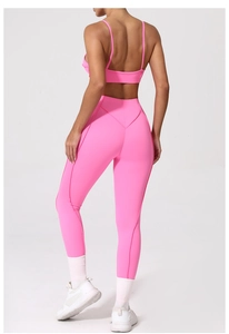 Achteraanzicht van strakke yogaset met sportbeha en legging met hoge taille in roze