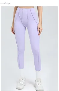 Dettaglio dei leggings viola lavanda con cuciture 3D per un effetto modellante unico