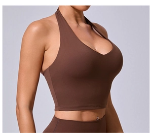 Détail du soutien-gorge de sport marron dos nu en tissu de yoga respirant et extensible