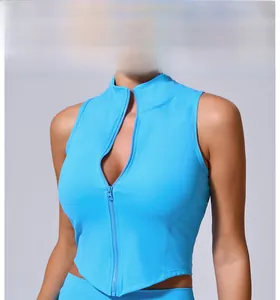 Dettaglio del gilet sportivo da donna blu fiamma con collo alto e cerniera lampo completa