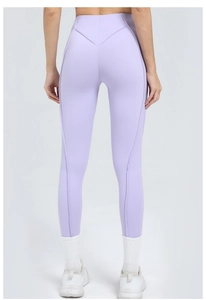 Dettaglio dei leggings da yoga lavanda a vita alta con cucitura posteriore a forma di V