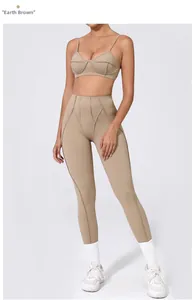 Detail van de aardebruine yogaset met hoge taille legging en zichtbare naadaccenten