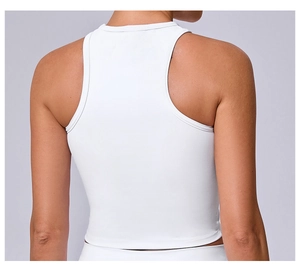 Vista posteriore dettagliata del top sportivo bianco racerback in tessuto elasticizzato
