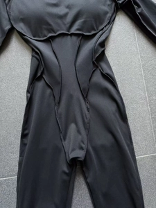 Dettaglio del body sportivo nero con cuciture a compressione e coppe integrate