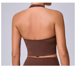 Détail du dos d'une brassière de sport dos nu marron foncé avec une coupe ajustée à dos ouvert
