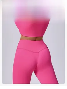 Vista detallada de leggings de yoga rosas con costura fruncida y diseño de realce