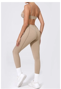 Detailweergave van kaki yogaset met stiksels op de high-waist legging en sportbeha