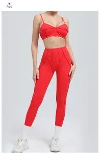 Detail van de rode yoga-set met sport-bh en legging met hoge taille van stretchmateriaal