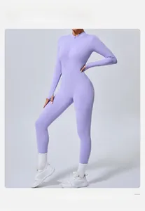 Détail d'un body de yoga lavande avec col demi-zip et manches avec passe-pouces