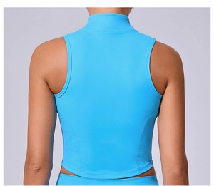 Vista posteriore del gilet sportivo azzurro da donna con collo alto e vestibilità aderente