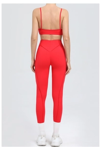 Detail van de rode yogaset met U-rug sportbeha en V-taille gesneden legging