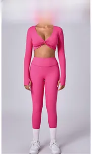 Vista detallada del conjunto de yoga rojo rosa con top cruzado y leggings de talle alto