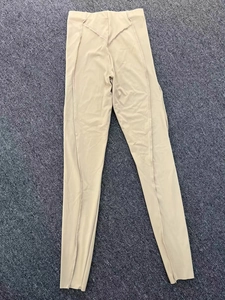 Dettaglio leggings yoga marrone chiaro a vita alta con cuciture modellanti