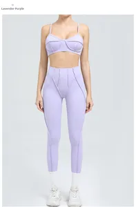 Detail van de lavendelpaarse yogaset met dunne bandjes en sportlegging met hoge taille