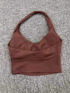 Détail de la brassière de sport marron chocolat à licou avec décolleté en V et coutures plates