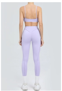 Detailweergave van lavendel yoga set met sportbeha met open rug en hoge taille legging