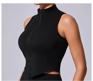 Dettaglio del gilet sportivo nero senza maniche con collo alto e chiusura a zip
