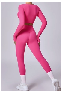 Detalle de los leggings de yoga rosas de talle alto y top corto mostrando ajuste de espalda