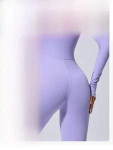 Détail d'un body de yoga violet extensible avec couture froncée et design galbant