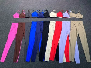Gedetailleerde weergave van yogasets in tien kleuren met geribbelde textuur en hoge taille