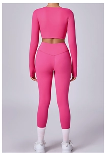 Detalle de conjunto yoga rosa con leggings de cintura en V y top corto de manga larga