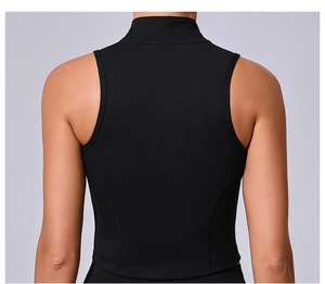 Vista posteriore del gilet sportivo da donna con collo alto e cuciture verticali rifinite