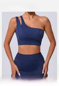 Détail du soutien-gorge de sport bleu marine à une épaule et bretelles asymétriques