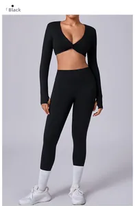 Detalle del top corto de yoga negro de manga larga con cuello en V y leggings de tiro alto
