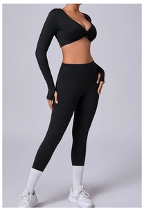 Detalle de camiseta de yoga negra de manga larga con escote en V cruzado y agujeros para pulgar