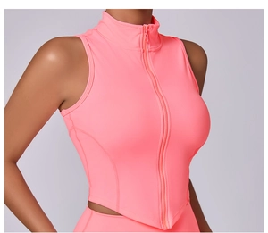 Dettaglio della giacca da yoga rosa senza maniche con collo alto e zip completa