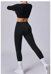 Vista posterior del conjunto de yoga negro con crop top de manga larga y leggings sin costuras
