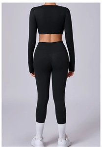Vista trasera de conjunto de yoga negro sin costuras con crop top y mallas altas