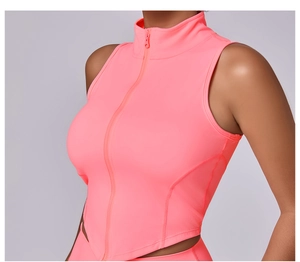 Dettaglio gilet sportivo rosa acceso senza maniche con zip e taglio a V in vita