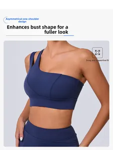 Détail de la brassière de sport asymétrique bleu marine montrant la bretelle élastique