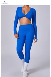Detalle del conjunto de yoga azul real con top de manga larga cruzado y leggings altos