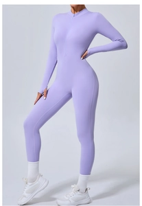 Détail d'un body de yoga lilas avec col demi-zippé et manches à passe-pouce