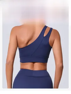 Détail de la brassière de sport bleu marine à une épaule avec dos nageur et large bande