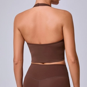 Ensemble de sport dos nu pour femme avec haut licou et legging de yoga marron foncé