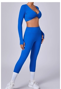 Detalle del conjunto de yoga azul con agujeros para el pulgar y mallas de talle alto