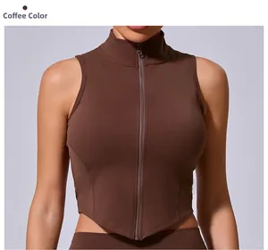 Dettaglio del gilet sportivo senza maniche color caffè con cerniera e collo a lupetto
