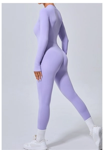 Détail de la combinaison de yoga violet clair avec passe-pouces et coupe de fitness