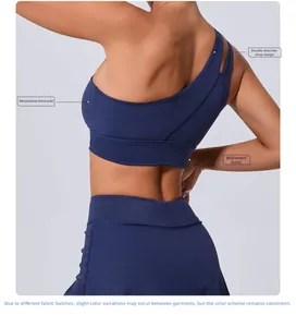 Détail du soutien-gorge de sport asymétrique bleu marine avec doubles bretelles