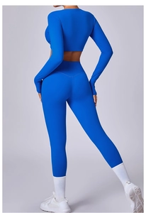 Vista trasera del conjunto de yoga azul cobalto con top corto y leggings