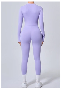 Combinaison de yoga à manches longues violet clair ajustée montrant les détails du dos