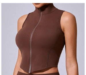 Dettaglio del gilet da yoga senza maniche con collo alto e zip in marrone scuro