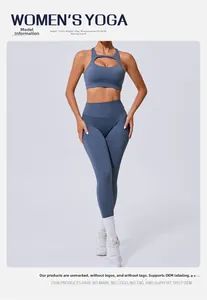 Détail de l'ensemble de yoga bleu fumé avec brassière ajourée et legging taille haute élastique